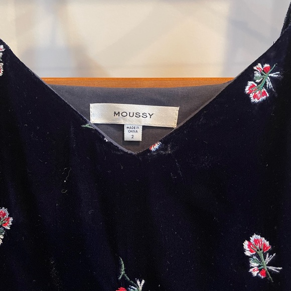Moussy SZ 2 Navy Blue Velvet With Floral Embroidery Jumpsuit! - Picture 4 of 8